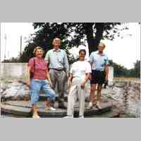 905-1002 Ostpreussenreise August 1992. Vor der Allenburger Schule. Elfriede Philipps, Ilse Stuckmann, Wilhrelm Fuchs und Gerhard Morscheck.jpg